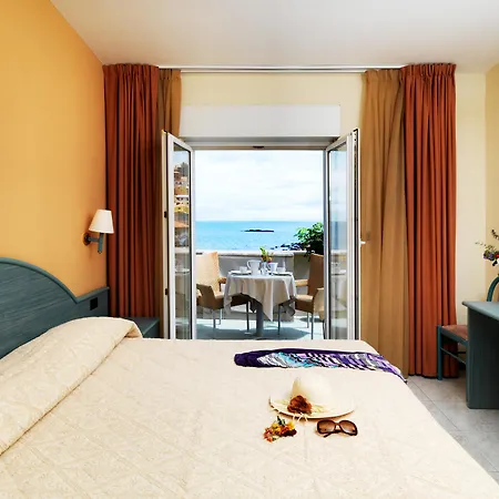 Ξενοδοχείο & Riviera 4*