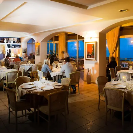 Ξενοδοχείο & Riviera 4*