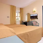 & Riviera Ξενοδοχείο 4*