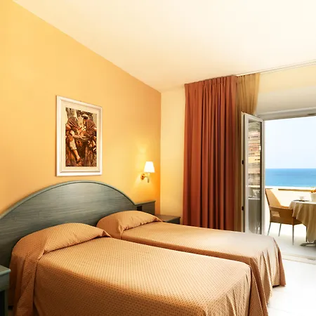 & Riviera فندق كاستيلساردو